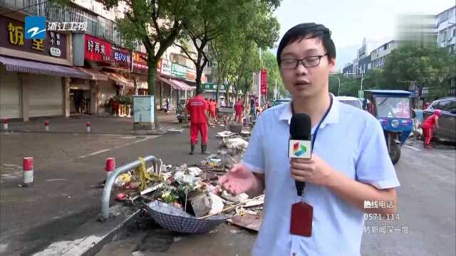 临海:积水退去 开始清理路面垃圾