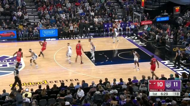 活力十足逼得对手暂停调整 科比-怀特携手武切维奇连取8分