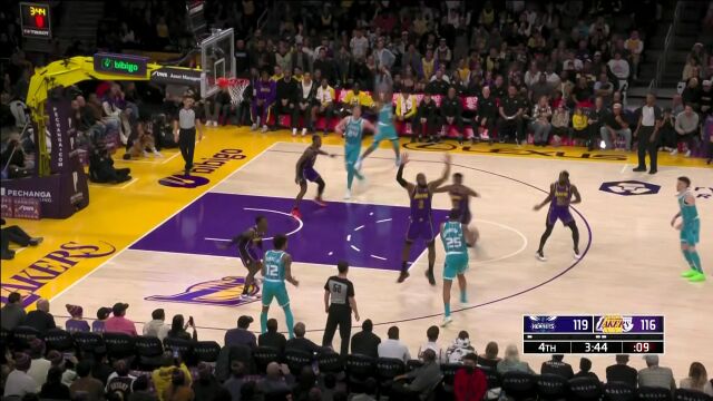 炸裂全场！华盛顿直杀腹地飞身一跃抡臂灌篮