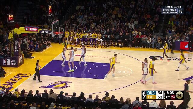 人逢喜事看着都年轻！珍妮-巴斯与韦德前后排亲密互动