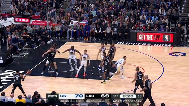 有了这种机会当然要把握住 莱昂纳德跳起传球威斯布鲁克三分投进