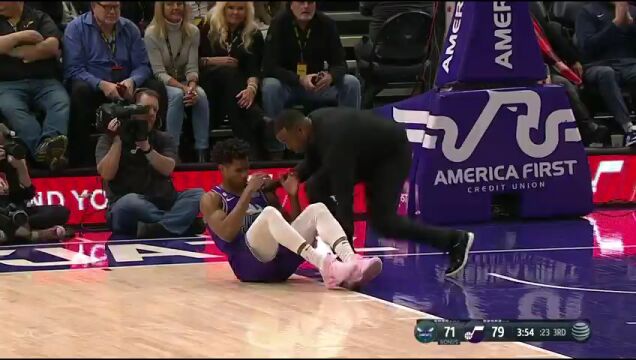 扣篮需谨慎！阿巴吉扣篮遭JT索尔封盖 拽筐失衡平拍在地受伤离场