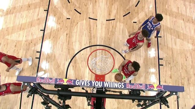 被迫在底线出手也能化险为夷 恩比德强行出手打成2+1