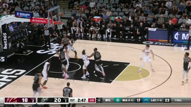 平地一声雷！巴锡平地而起单手补扣