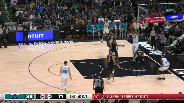三球灵动直传洞穿防线 普拉姆利篮下吃饼背扣炸筐
