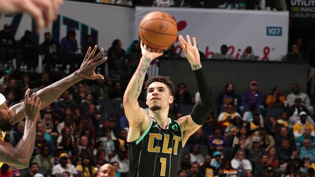 鲍尔vs湖人集锦 22中9贡献24分7篮板6助攻难阻失利