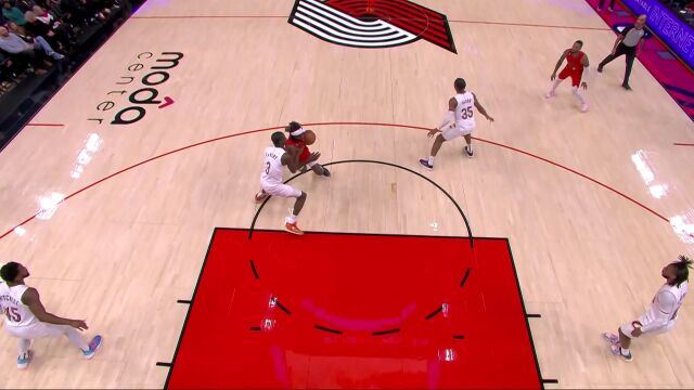 大步流星强硬突破 格兰特顶开勒维尔迎着艾伦抛投得手