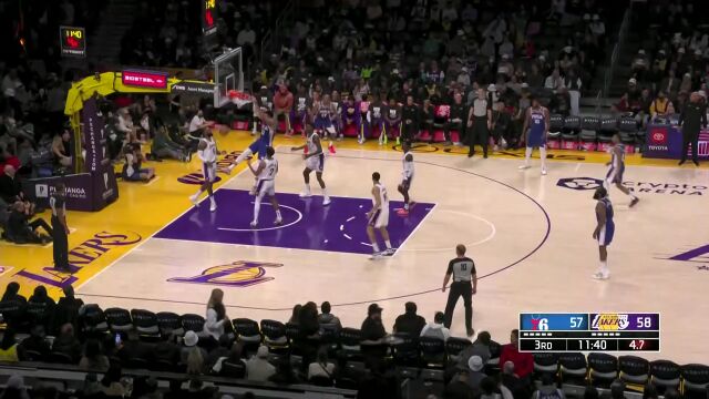 半场回来就是一个下马威 哈里斯一脚油门挂筐暴扣