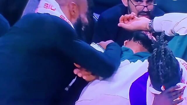哥俩这是乐啥呢？詹姆斯趴在浓眉怀里爆笑如雷