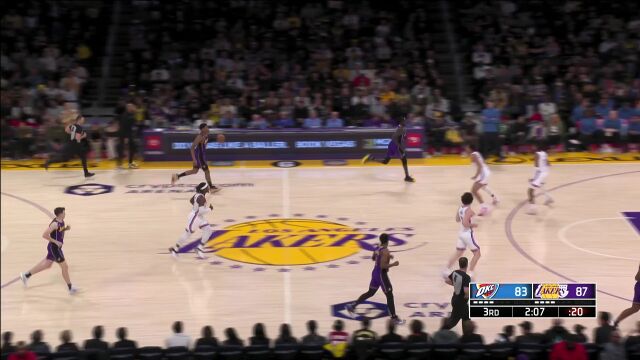 仅凭一己之力给球队解围 里夫斯极限抛投稳稳命中