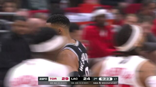 用拼劲感化队友？威少一防三送钉板血帽无奈队友无人回防