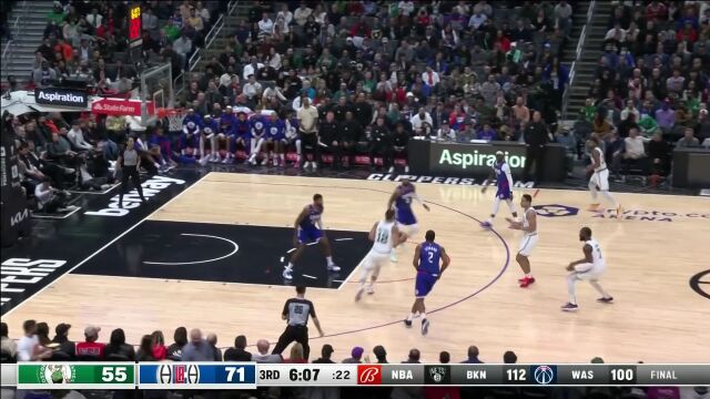 进攻端逐渐发力 布朗先送助攻再送打板上篮