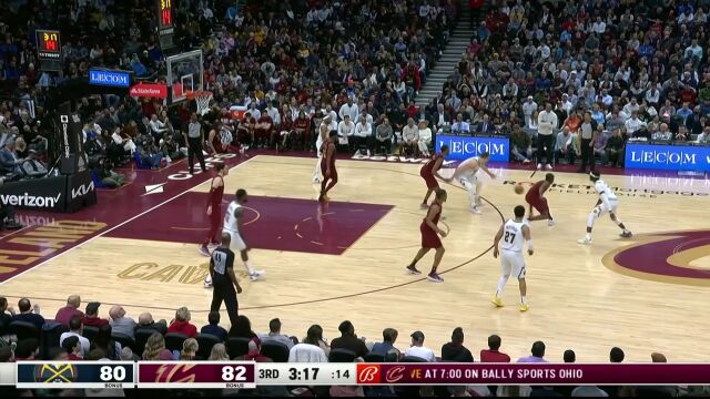 心有灵犀一点通！约基奇高空传导格林接球单手劈扣虐筐