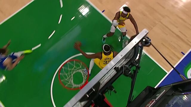 欧文击地妙传瞒天过海 鲍威尔接球中距离轻松打进