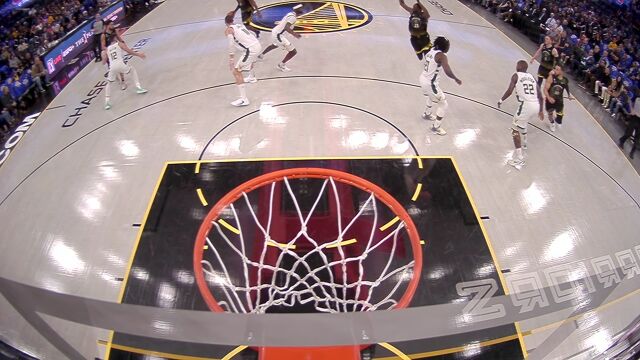 希望没有大碍 格林踩到霍乐迪后扭脚返回更衣室