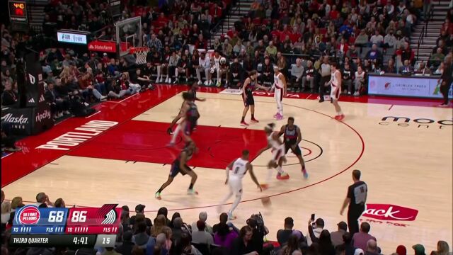 脚踝终结者！利拉德漂移走位急停跳投打进还有加罚