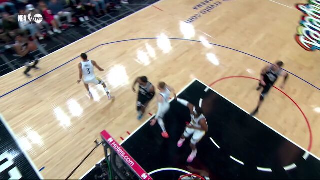 进攻端火力全开 曼恩三分+暴扣一举拉开分差