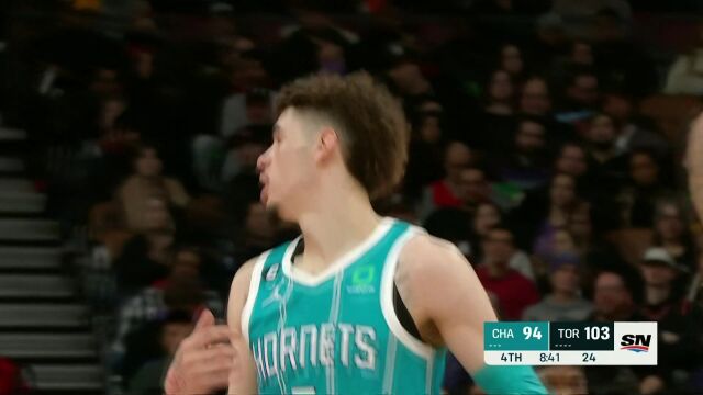 人群之中辗转腾挪 三球转身突破内线打板上篮命中