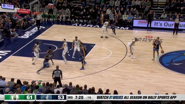 趁着扣篮踹人可还行？ 戈贝尔一打三起飞双手暴扣