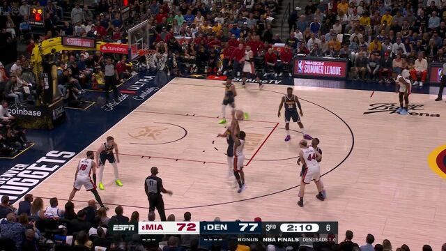 王兆丰：洛瑞上下半场各有一颗惩罚约老师的三分球 霍楠：约老师望球兴叹啊