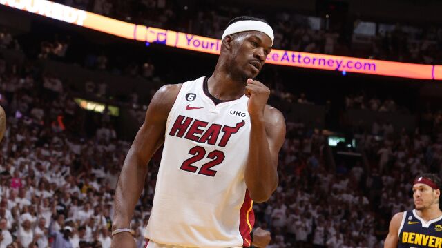 趁你病要你命！巴特勒蛇打七寸强杀篮下打成2+1