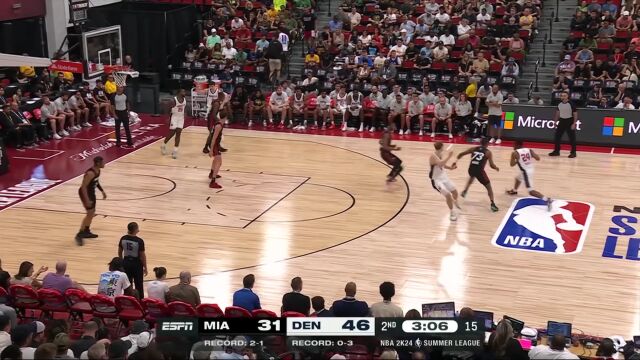 球场上的核心 亨特-泰森助攻三分手到擒来