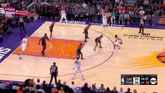 又当爹又当妈！ 普拉姆利进攻补篮造成2+1