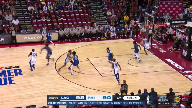 科比-布朗半路杀出飞身抢断 反击滑翔劈扣一锤定音