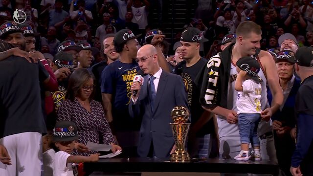 毫无争议 约基奇捧得总决赛FMVP奖杯实至名归