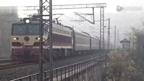 视频: 2016年1月1日 襄渝铁路 成局重段SS7C 0049牵引K16重庆北至济南