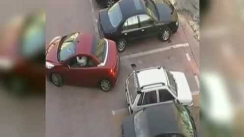 不是技术好就能随便抢车位的 这下就尴尬了吧