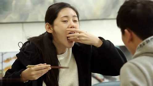 秋瓷炫看到小笼包笑了，一口一个狂吃，韩国嘉宾馋的悄悄咽口水！