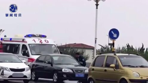急救车路口追尾前车 司机堵路拒不下车