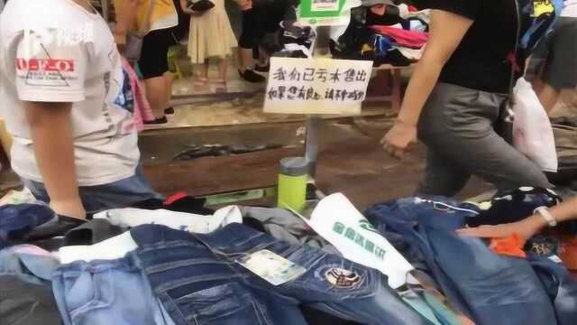 深圳连日暴雨布吉内涝 全街服装店货品“泡汤”成堆贱卖