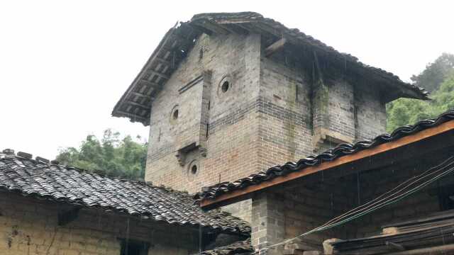 依山旁水建在巍峨山腰上的古炮楼博白双凤镇平山村春牛塘队古炮楼