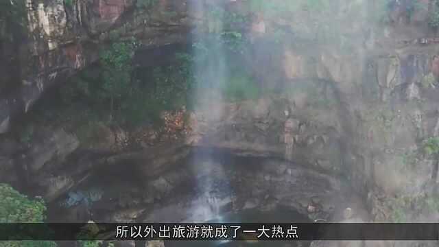 玻璃栈道是怎么修建的呢?高空建筑工人的心酸,就为了这三百元!