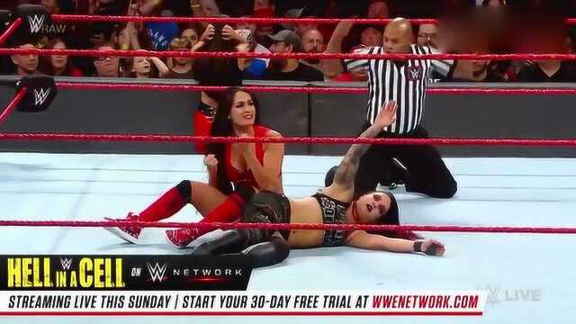 WWE:女人打架真的太没“底线”,红衣美女“裆部”被攻击,太狠了!