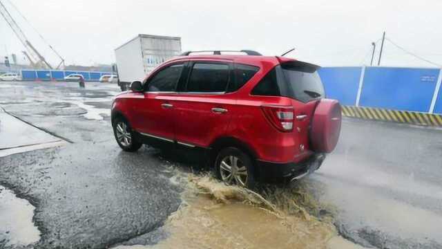 武汉车主小心,这条道路上满是坑洼,10多辆车被磕破轮胎