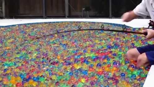 国外小伙将2000万水晶宝宝倒入泳池，你猜泳池被灌满了没？ - 腾讯视频