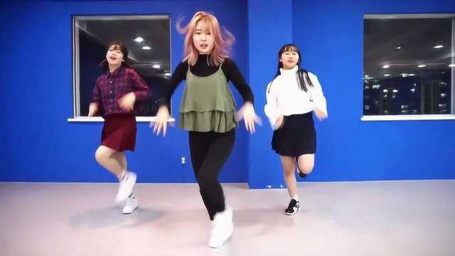 美女帅气翻跳Red Velvet《Sassy me》,C位小姐姐超可爱!