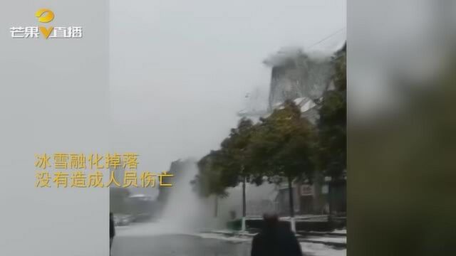 惊险一幕:怀化体育馆顶棚“雪崩”,路人吓得惊慌逃窜