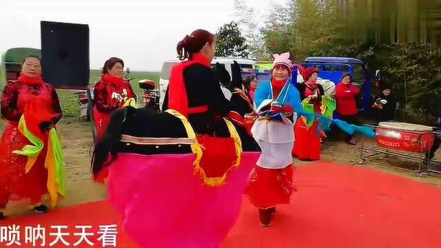 河南南阳镇平唢呐 铜器 戏曲表演,连吹带打带唱,非常热闹