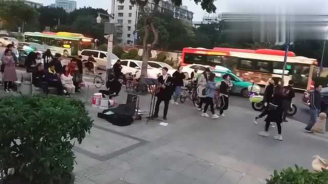 街头演唱《月半小夜曲》,结尾背景乐有点雷人!太好听了!