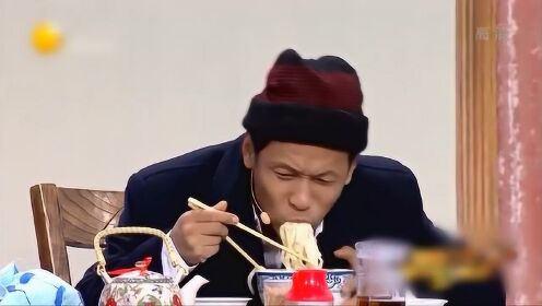 宋小宝小品《吃面》,炒面换汤面的搞笑逻辑