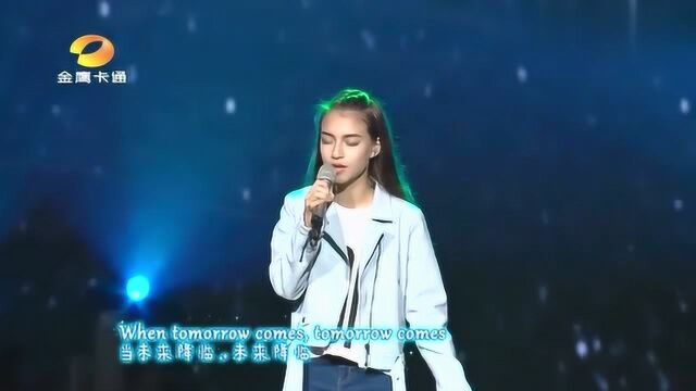 13岁混血女孩杨锡州,深情演唱《Flashlight》,引起曹格惊呼!