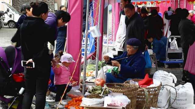 重庆一景区免费为村民开集市 卖的全是农家土货