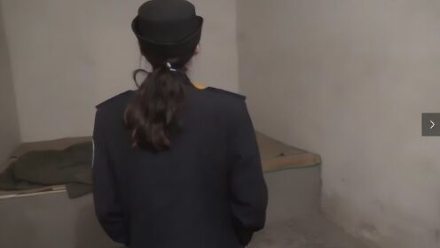 【腾讯视频】 警察去拿绳子给她捆绑，女警让她老实点，怕她激动乱来！