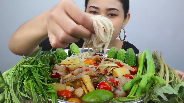 泰国妹子吃凉拌虾仁和珍珠苦瓜,泰国的美食都是生冷的吃法