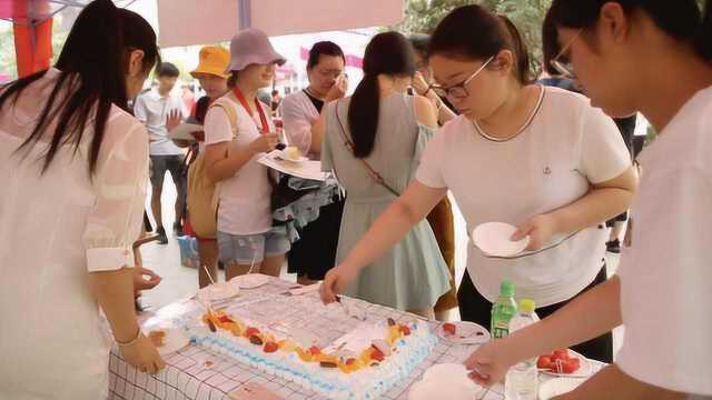 暖!学妹自费制作蛋糕送别毕业生:早上5点就开始准备