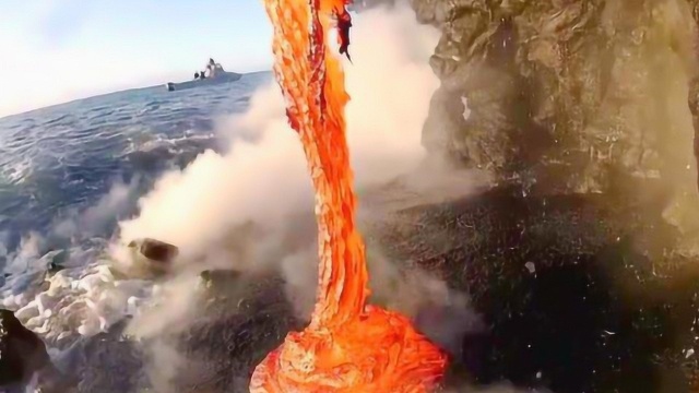 火山岩浆能扑灭吗?老外用矿泉水试了试,网友:原来水火真的不容